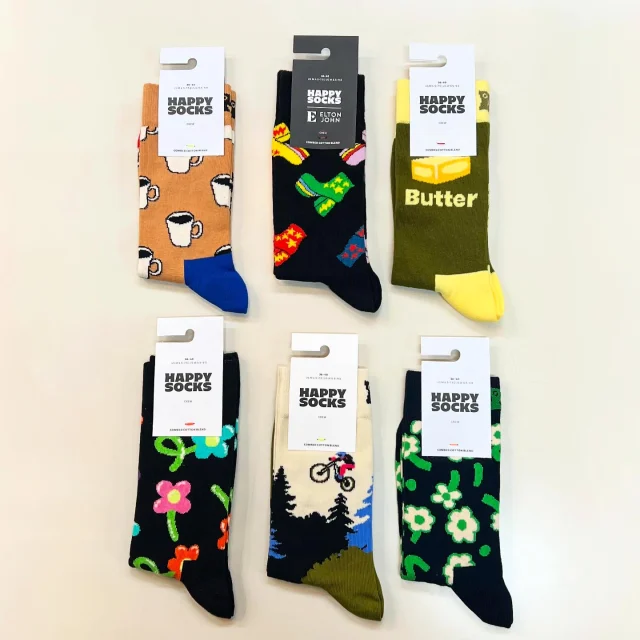 .
【NEW ARRIVAL】

happysocks 
#happysocks

ハッピーソックス新作が入荷しました🧦🪻

1P ¥1,980〜¥2,310( tax in)
size.36-40

2P BOXSET ¥3,850( tax in) 単品¥1,980( tax in)
size.36-40

3P BOXSET ¥5,830( tax in)単品¥1,980( tax in)
size.36-40

4P BOXSET ¥10,780( tax in)単品¥2,310( tax in)
size.36-40・41-46

クリスマスギフトにもオススメです🎄🎅
ラッピングも承っておりますので
お気軽にお申し付けください💝

Instagram DMからの郵送やお取り置き・在庫確認も
承っております☺︎
気になる商品がございましたら
お気軽にお問い合わせください。

【🎡Blessガラポン抽選会開催中🎡】
店内商品¥5,500( tax in)以上お買い上げで
空くじなしのガラポン1回チャレンジ！！
11/20〜使えるお得なチケットが
GETできます🎟️
1等はお好きなアイテム１点20%OFF券🎉

営業時間 
10:30-18:30
水曜定休日

#愛媛#松山#大街道#ehime#matsuyama#セレクトショップ#松山セレクトショップ#愛媛セレクトショップ#セレクトショップ松山#fudge#fudge部#lalabegin#cluel#今日のコーデ #大人コーデ#今日の服#blessofbless#ブレスオブブレス#outfit#ファッションコーデ#松山子供服#こどもふく#ootd#bless24aw#ハッピーソックス#靴下