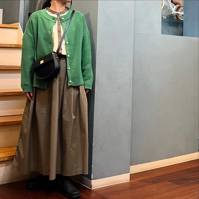 .
【NEW ARRIVAL】

▫️knit cardigan #yarra

color.natural/green

¥12,980( tax in)

▫️shirt #kelen

color.cream/black

¥16,940( tax in)

▫️skirt #danafaneuil

color.gray/green

¥12,980( tax in)

📱WEB STORE 掲載🚚

スタッフ154cm

Instagram DMからの郵送やお取り置き・在庫確認も
承っております☺︎
気になる商品がございましたら
お気軽にお問い合わせください。

【🎡Blessガラポン抽選会開催中🎡】
店内商品¥5,500( tax in)以上お買い上げで
空くじなしのガラポン1回チャレンジ！！
11/20〜使えるお得なチケットが
GETできます🎟️
1等はお好きなアイテム１点20%OFF券🎉

営業時間 
10:30-18:30
水曜定休日

#愛媛#松山#大街道#ehime#matsuyama#セレクトショップ#松山セレクトショップ#愛媛セレクトショップ#セレクトショップ松山#fudge#fudge部#lalabegin#cluel#今日のコーデ #大人コーデ#今日の服#blessofbless#ブレスオブブレス#outfit#ファッションコーデ#松山子供服#こどもふく#ootd#bless24aw#ヤラ#ケレン#ダナファヌル