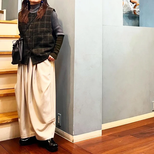 .
【NEW ARRIVAL】

▫️vest #yarra

color.gray/green

¥12,980( tax in)

▫️rib knit #cloche

color.gray/navy/black

¥8,250( tax in)

▫️pants #mizuiroind

color.ivory/brown

¥18,480( tax in)

スタッフ154cm

Instagram DMからの郵送やお取り置き・在庫確認も
承っております☺︎
気になる商品がございましたら
お気軽にお問い合わせください。

【🎡Blessガラポン抽選会開催中🎡】
店内商品¥5,500( tax in)以上お買い上げで
空くじなしのガラポン1回チャレンジ！！
11/20〜使えるお得なチケットが
GETできます🎟️
1等はお好きなアイテム１点20%OFF券🎉

営業時間 
10:30-18:30
水曜定休日

#愛媛#松山#大街道#ehime#matsuyama#セレクトショップ#松山セレクトショップ#愛媛セレクトショップ#セレクトショップ松山#fudge#fudge部#lalabegin#cluel#今日のコーデ #大人コーデ#今日の服#blessofbless#ブレスオブブレス#outfit#ファッションコーデ#松山子供服#こどもふく#ootd#bless24aw#ヤラ#クロッシェ#ミズイロインド